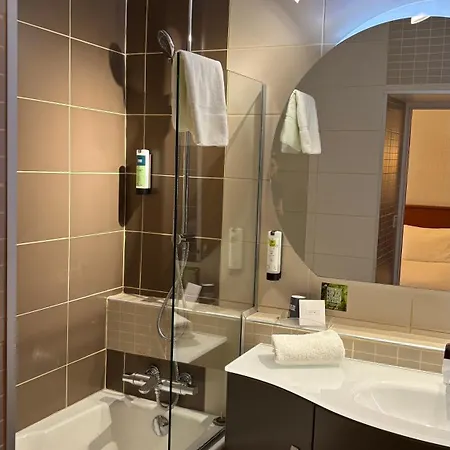 Hotel Logis Restaurant Grand De Lyon 3*