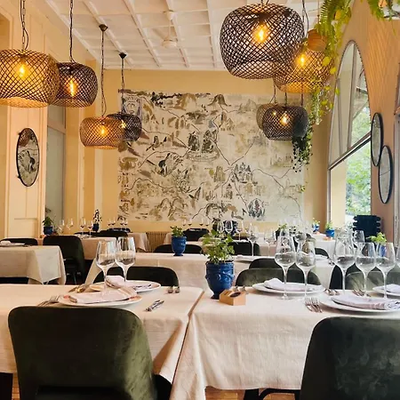 Hotel Logis Restaurant Grand De Lyon 3*