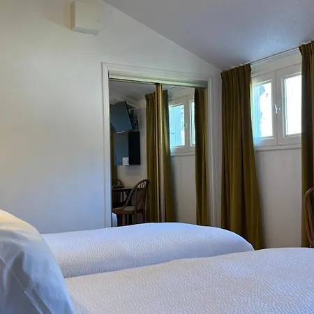 Hotel Logis Restaurant Grand De Lyon 3*