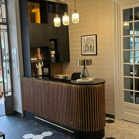Hotel Logis Restaurant Grand De Lyon 3*