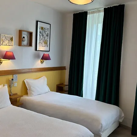 Hotel Logis Restaurant Grand De Lyon 3*