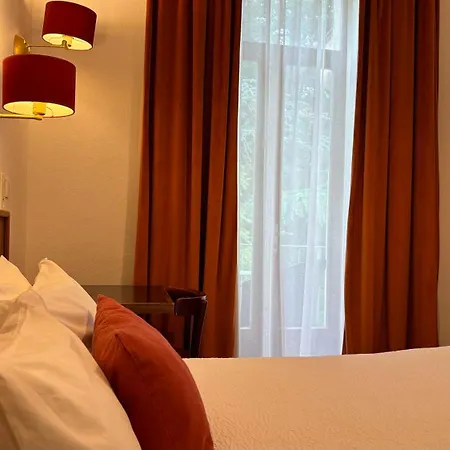 Hotel Logis Restaurant Grand De Lyon 3*