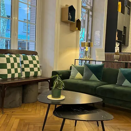 Hotel Logis Restaurant Grand De Lyon 3*