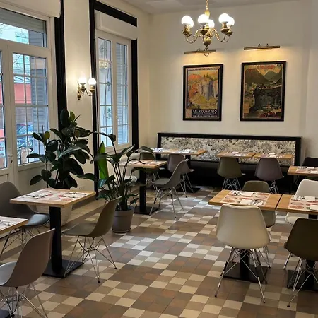 Hotel Logis Restaurant Grand De Lyon 3*