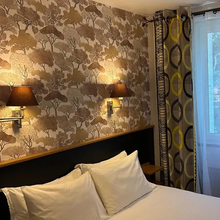 Logis Restaurant Grand De Lyon Otel 3*