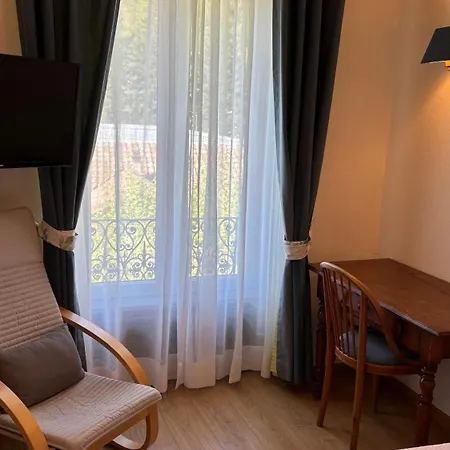 Logis Restaurant Grand De Lyon 3*