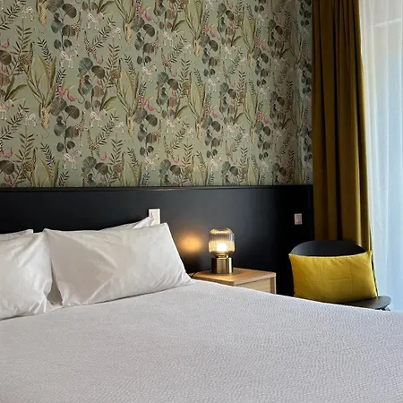 Hotel Logis Restaurant Grand De Lyon 3*