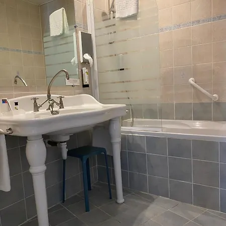 Hotel Logis Restaurant Grand De Lyon 3*