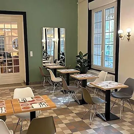 Logis Restaurant Grand De Lyon 酒店 3*