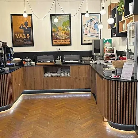 Logis Restaurant Grand De Lyon 3*