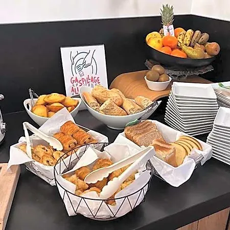 Logis Restaurant Grand De Lyon فندق