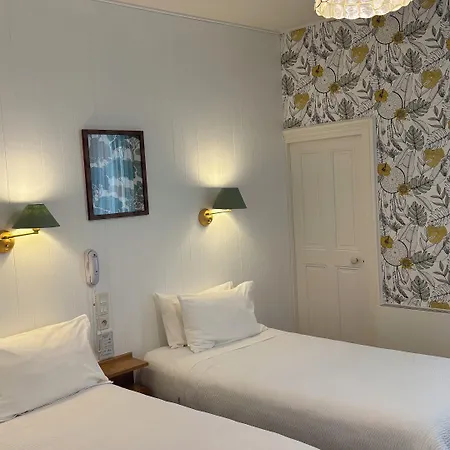 Hotel Logis Restaurant Grand De Lyon 3*