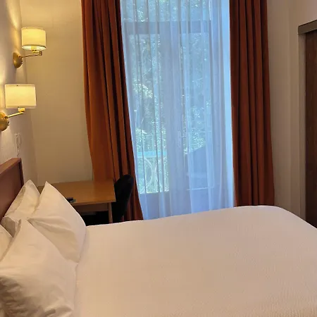 Logis Restaurant Grand De Lyon Otel 3*