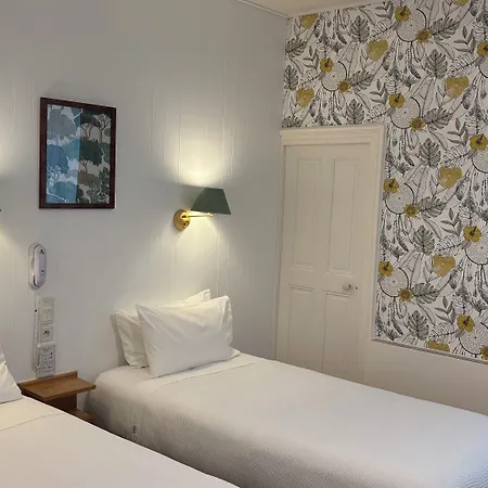 Hotel Logis Restaurant Grand De Lyon 3*