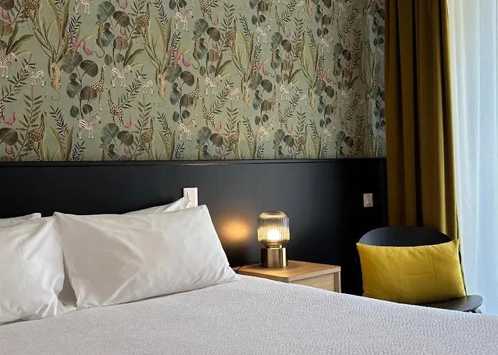 ホテル Logis Restaurant Grand De Lyon 3*